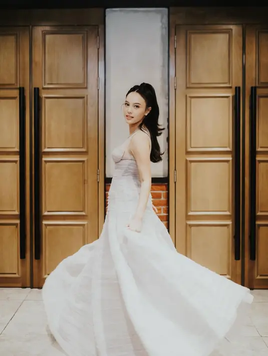 Anggika Bolsterli baru saja tunangan dengan sang kekasih setelah 7 tahun menjalin hubungan asmara. Anggika merupakan aktris tanah air keturunan Jawa dan Swiss. Pesonanya bak princess terutama saat mengenakan dress, seperti terlihat di foto ini. Anggika tampil menawan mengenakan dress tanpa lengan berwarna abu-abu yang super cantik dipenuhi dengan payet. [Foto: Instagram/anggikabolsterli]