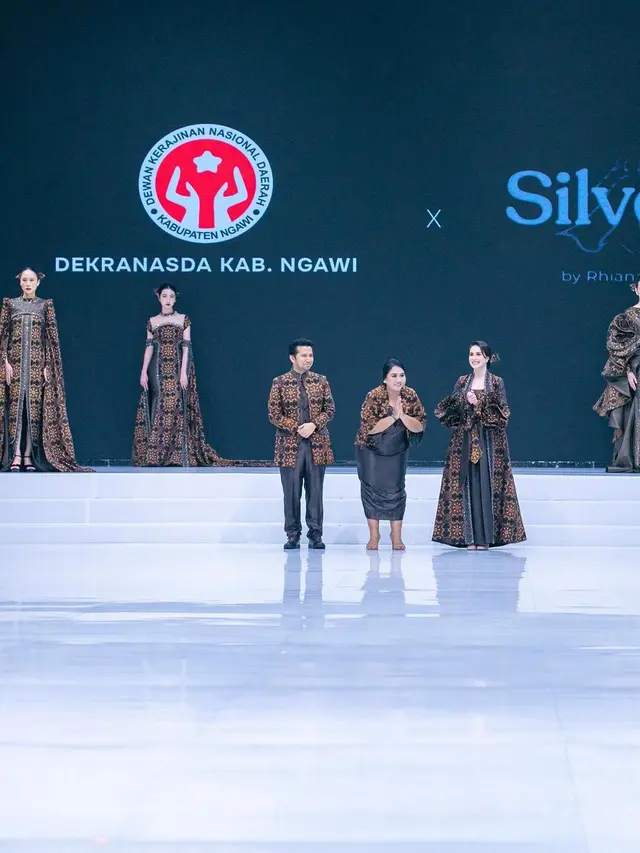 Jadi Juri Fashion Show, Arumi Bachsin Kenakan Batik Rancangan Desainer Asal Ngawi yang Jadi Langganannya