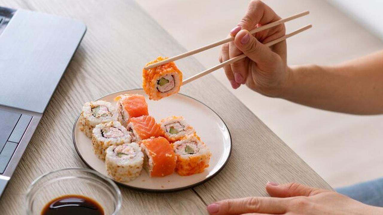 Ini merupakan cara umum yang ditemui di Jepang. Makan dalam sekali suapan dapat mencegah kerusakan pada tekstur nori atau rumput laut sehingga tetap krispi.