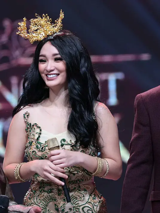 Senin (3/7/2017), di Studio 5 Indosiar, Ari Untung yang bertugas sebagai pembawa acara di panggung dangdut tersebut memberikan tantangan kepada Ryan untuk melamar Zaskia Gotik menjadi istrinya. (Deki Prayoga/Bintang.com)