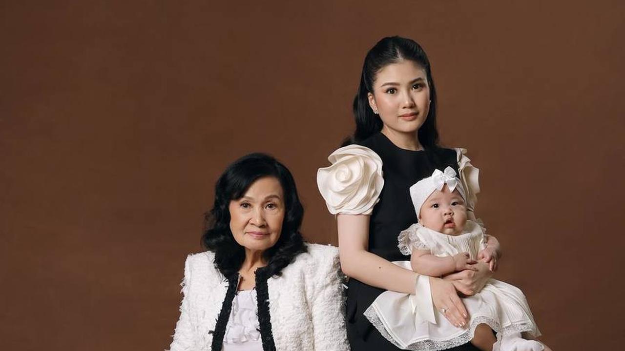 Sementara itu, Valencia juga sempat mengunggah sesi foto bertiga yang tidak kalah mencuri perhatian.