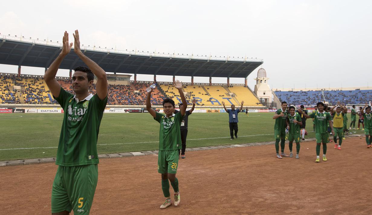 Para pemain Persebaya United menyapa pendukung mereka usai laga Piala Presiden melawan Persiba di Stadion Si Jalak Harupat, Bandung, Kamis (10/9/2015). (Bola.com/Vitalis Yogi Trisna)