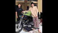 Gus Iqdam mendapat hadiah Yamaha RX King dari juragan motor. (Youtube Bang Arik)