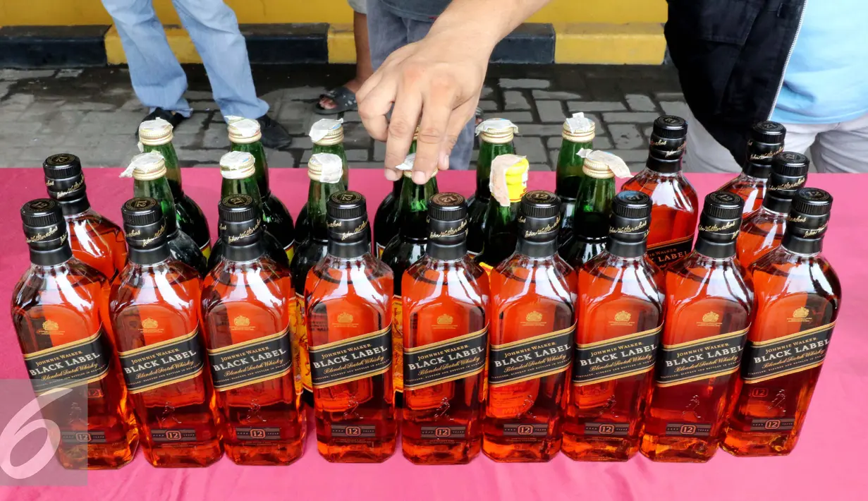 Barang bukti beberapa botol miras yang diperlihatkan dalam rilis di halaman Polres Metro Pelabuhan Tanjung Priok, Kamis (27/10). (Liputan6.com/Gempur M. Surya)