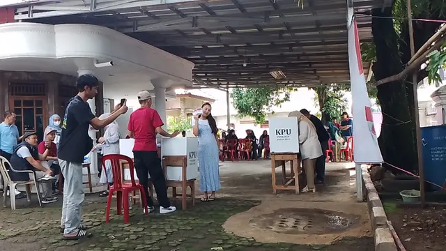 Ayu Ting Ting dan Keluarga Kompak Kenakan Busana Senada Berikan Hak Suara di Pilkada 2024