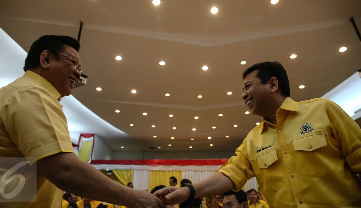 Ketum Partai Golkar Setya Novanto (kanan) bersalaman dengan Ketua Dewan Pakar Golkar Agung Laksono saat Musda di Jakarta, (19/6).  Golkar juga mendukung Ahok untuk pemilihan ketua DPD Partai Golkar DKI Jakarta. Liputan6.com/Faizal Fanani)