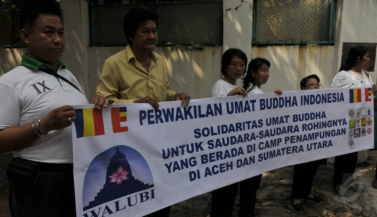 Perwakilan umat Buddha melakukan Aksi Damai di depan Kedubes Myanmar, Jakarta, Senin (25/5/2015). Mereka mengaku ikut bersimpati kepada etnik Rohingya yang terdampar di Aceh. (Liputan6.com/Johan Tallo)