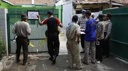 Kepolisian tertibkan 12 rumah dinas perwira tinggi Polri di Jl. Wijaya XV, Kebayoran Baru, Jakarta, Selasa (15/9/2015). Penertiban dilakukan karena 12 rumah tersebut sudah tidak ditempati oleh anggota aktif Kepolisian. (Liputan6.com/Yoppy Renato)