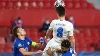 Gelandang Porto, Matheus Uribe (tengah) menyundul bola di tengah dua bek Chelsea, Cesar Azpilicueta (kiri) dan Reece James dalam laga leg kedua perempatfinal Liga Champions 2020/2021 di Ramon Sanchez Pizjuan Stadium, Sevilla, Selasa (13/4/2021). Porto menang 1-0 atas Chelsea. (AFP/Cristina Quicler)