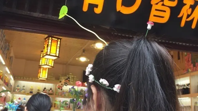 Jepitan Rambut Daun Tumbuh Jadi Tren Aksesoris Baru di Beijing