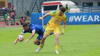 Pertandingan tersebut sempat diwarnai dengan hujan deras dan membuat genangan air di beberapa titik lapangan hingga membuat laga dihentikan pada menit ke-72. (Bola.com/Erwin Snaz)