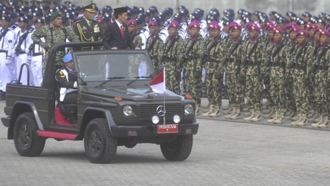 Peringatan HUT TNI, Jokowi kelilingi pasukan naik jip