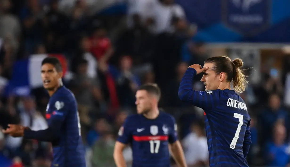Pemain Prancis Antoine Griezmann (kanan) melakukan selebrasi usai mencetak gol ke gawang Bosnia-Herzegovina pada pertandingan Grup D kualifikasi Piala Dunia 2022 di Stadion Meineau, Strasbourg, Prancis, Rabu (1/9/2021). Pertandingan berakhir dengan skor 1-1. (FRANCK FIFE/AFP)
