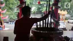 Warga Tionghoa melaksanakan sembahyang Tahun Baru Imlek 2573 Kongzili di Vihara Avalokitesvara, Tangerang Selatan, Banten, Selasa (1/2/2022). Pengelola Vihara memberlakukan pengaturan waktu dan jumlah pengunjung  dengan ketentuan protokol kesehatan Covid-19 yang berlaku. (Liputan6.com/Faizal Fanani)