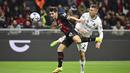 Gelandang AC Milan, Brahim Diaz  dan pemain Spezia Emil Holm berebut bola selama pertandingan lanjutan Liga Serie A Italia di stadion San Siro, di Milan, Italia, Minggu (6/11/2022). Kemenengan ini membuat AC Milan terus menempel Napoli dengan 29 poin di posisi kedua klasemen Serie A, berjarak enam poin. (AP Photo /Antonio Calanni)