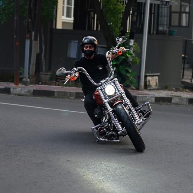 Disebut Mirip Aldebaran, Ini 6 Potret Dede Fajar Kurniawan Adik Bungsu Denny Cagur