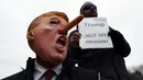 Demonstran menggelar aksi protes jelang pelantikan Donald Trump sebagai Presiden AS di Washington DC, Jumat (20/1). Mereka menolak Trump sebagai Presiden AS. (AFP PHOTO / Jewel SAMAD)