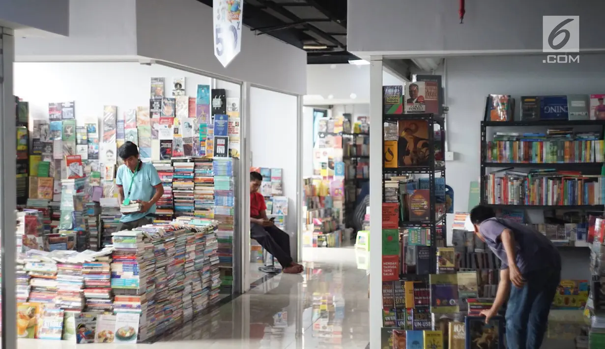 Pedagang menata buku yang dijual di Pasar Buku Jakbook Kenari, Jakarta, Rabu (28/8/2019). Pasar yang sebelumnya sepi itu kini mulai diramaikan oleh pengunjung untuk membeli buku dengan harga miring atau hanya sekadar melihat-lihat. (Liputan6.com/Immanuel Antonius)