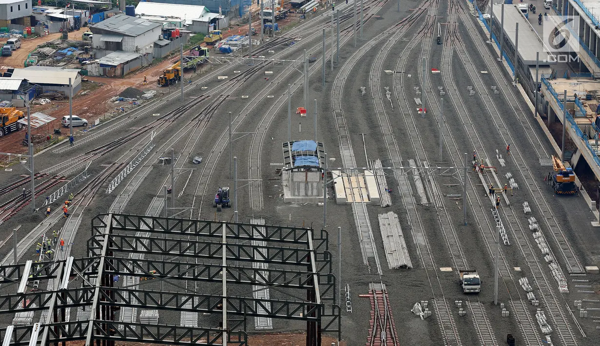 Suasana proyek pembangunan di depo Mass Rapid Transit (MRT) di Lebak Bulus, Jakarta, Selasa (14/11). Rencananya, seluruh pengerjaan MRT akan selesai tahun depan dan mulai beroperasi secara komersil pada 31 Maret 2019. (Liputan6.com/JohanTallo)