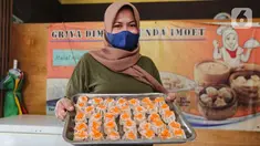 Wiwin, pemilik yang juga seorang guru menunjukkan dimsum di Griya Dimsum Bunda Imoet, Serua, Tangerang Selatan, Rabu (9/2/2022). UMKM dimsum yang berdiri sejak tahun 2020 di awal pandemi mampu memproduksi lebih dari 100 pak atau lebih dari 1000 buah dimsum per hari. (Liputan6.com/Fery Pradolo)