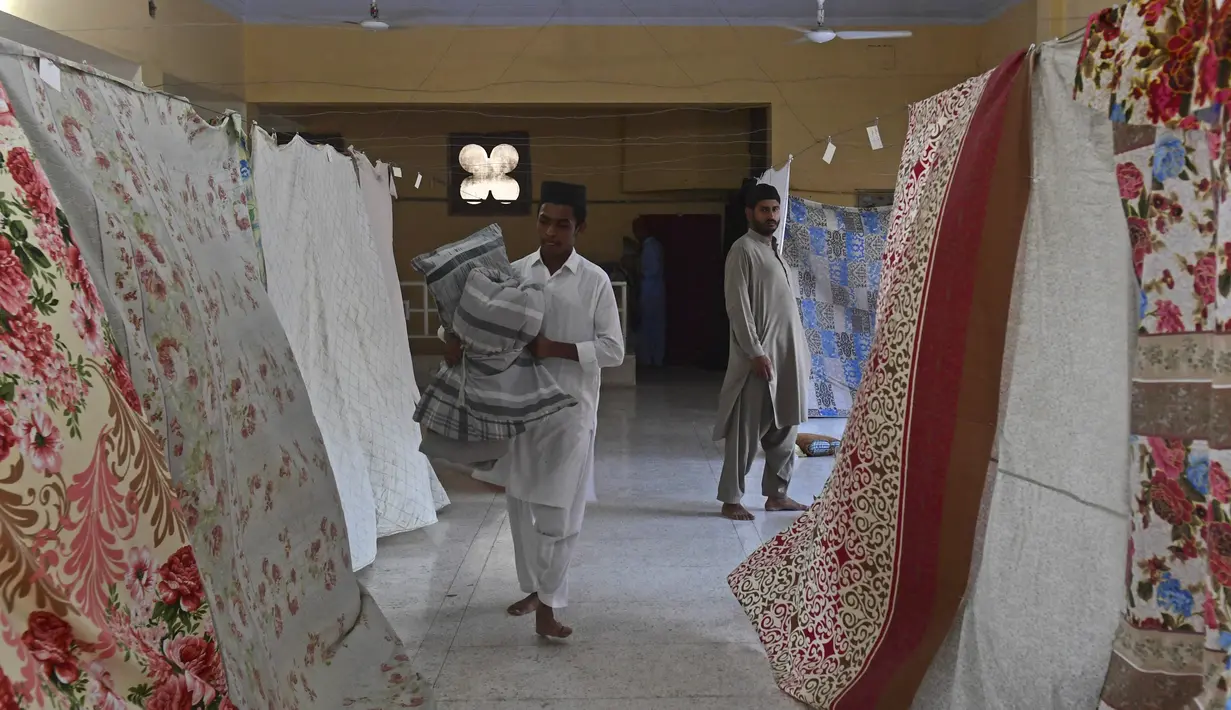 Umat Muslim bersiap Itikaf, di sebuah masjid untuk pria selama bulan suci Ramadhan di Karachi (3/5/2021). Itikaf sangat penting bagi umat Islam karena keyakinan bahwa Nabi Muhammad lebih sering memanfaatkan momentum tersebut untuk mendekatkan diri dengan sang pencipta. (AFP/Asif Hassan)