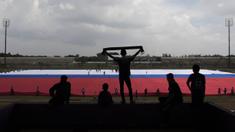 Sejumlah suporter mengikuti gladi kotor pembentangan bendera merah putih raksasa di Stadion Benteng, Tangerang, Minggu (13/12/2015). (Bola.com/Vitalis Yogi Trisna)