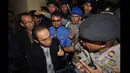 Wakil Ketua KPK Adnan Pandu Praja berdebat dengan petugas saat dihalangi masuk Mabes Polri untuk bertemu dengan Wakapolri Badrodin Haiti terkait penangkapan Bambang Widjojanto, Jakarta, Jumat (23/1/2015). (Liputan6.com/Miftahul Hayat)