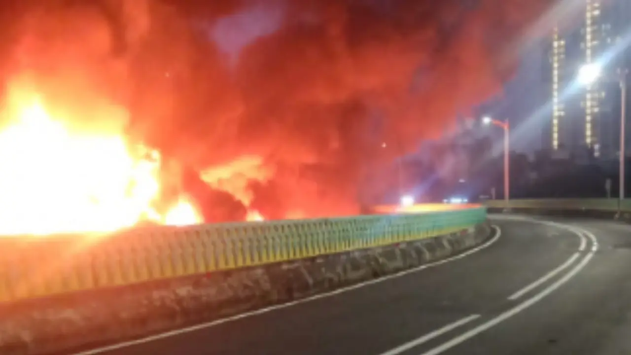 Kobaran Api Pasar Taman Puring Terlihat dari Busway Koridor 13
