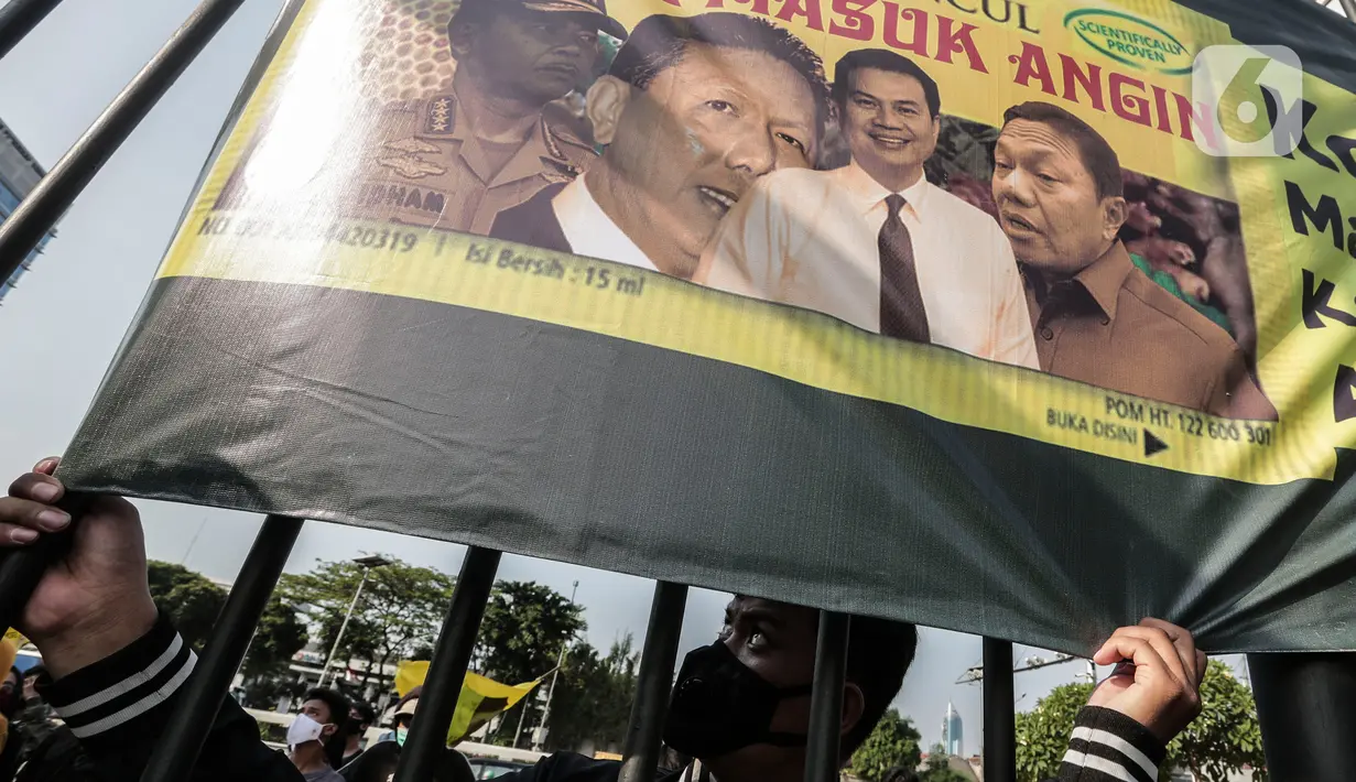 Massa menggelar aksi unjuk rasa di depan DPR RI, Jakarta, Jumat (24/7/2020). Aksi tersebut bentuk kekecewaan terhadap Wakil Ketua DPR RI Azis Syamsuddin yang tidak mengizinkan Rapat Dengar Pendapat (RDP) Komisi III bersama aparat penegak hukum perihal kasus Djoko Tjandra. (Liputan6.com/Johan Tallo)