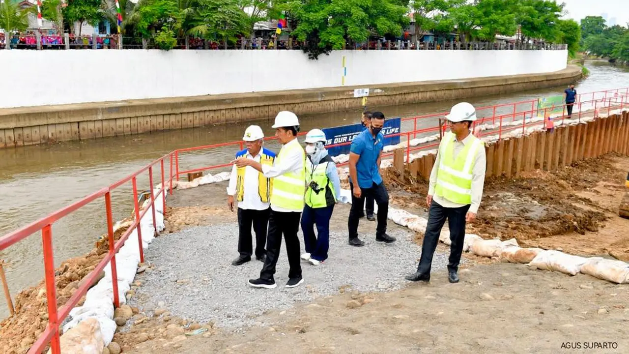 Jokowi Tinjau Proyek Sodetan Kali Ciliwung