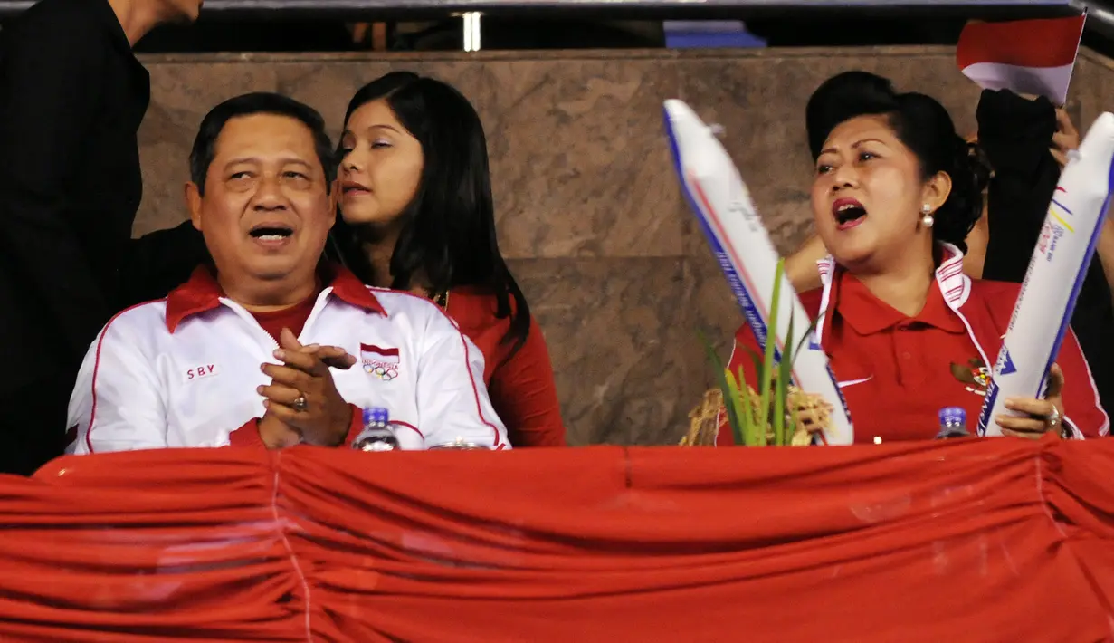 Presiden ke-6 RI Susilo Bambang Yudhoyono (SBY) didampingi istri, Ani Yudhoyono saat memberi dukungan kepada tim Indonesia dalam final Piala Uber di Jakarta, 17 Mei 2008. (Photo by ADEK BERRY/AFP)