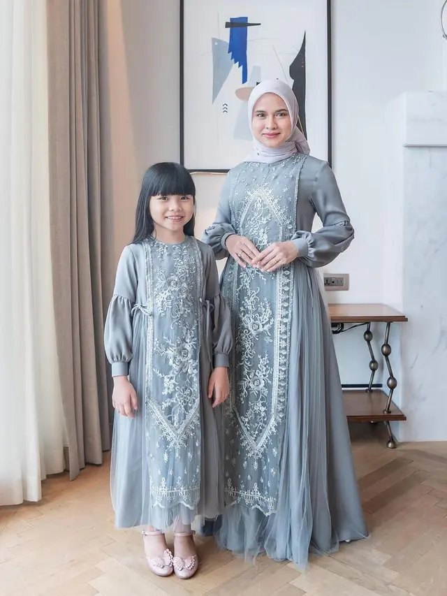5 Rekomendasi Model Gamis Brokat Kombinasi Polos untuk Lebaran 2024, Cantik dan Anggun