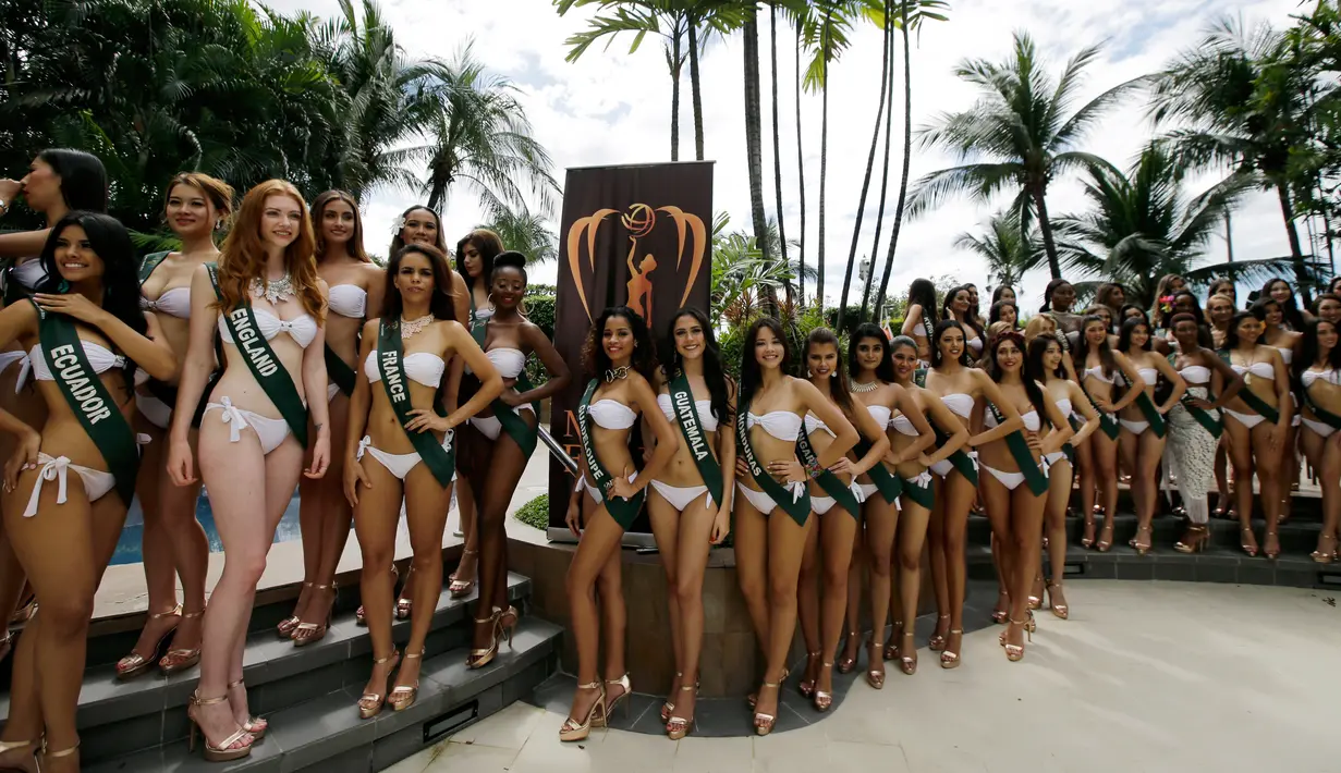 Kontestan Miss Earth 2017 , kontes kecantikan internasional bertema lingkungan, bersiap melakukan sesi pemotretan dengan bikini di tepi kolam renang hotel di Manila, Senin (30/10). 86 wanita cantik dari seluruh dunia mengikuti kontes ini (AP/Aaron Favila)