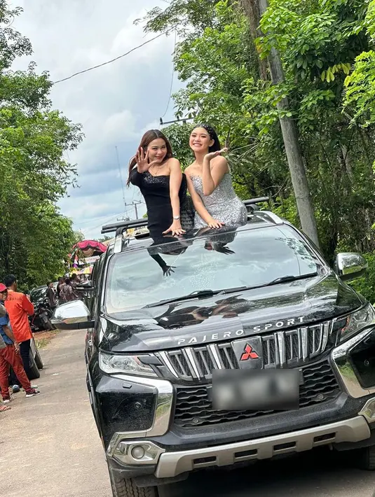 Tidak hanya Rara dalam acara tersebut, tapi juga terlihat Sridevi yang merupakan juara D'Academy 5 yang juga berasal dari Prabumulih. Kekompakan duo artis dari Prabumulih ini curi perhatian netizen. [Instagram/lida_rara06]