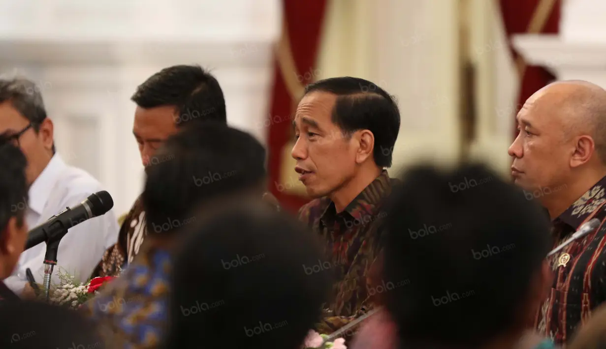 Presiden RI, Joko Widodo, berdiskusi dengan perwakilan klub dan Asprov PSSI untuk mencari jalan keluar permasalahan sepak bola Indonesia di Istana Merdeka, Jumat (15/4/2016). (Bola.com/Nicklas Hanoatubun)