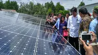 Direktur Jenderal EBTKE Kementerian Energi dan Sumber Daya Mineral (ESDM) Rida Mulyana meresmikan beberapa infrastruktur Energi Baru Terbarukan dan Konversi Energi (EBTKE) di Kalimantan Utara pada Sabtu ini (6/5/2017). (Liputan6.com/Achmad Dwi Afriyadi)
