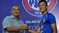 General Manager Arema, Ruddy Widodo, mengenalkan pemain baru Takafumi Akahoshi di Malang, Selasa (27/8/2019). (Bola.com/Iwan Setiawan)