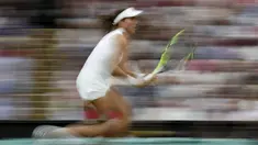 Aksi petenis Inggris Raya, Johanna Konta mengejar bola saat melawan petenis Rumania, Simona Halep pada perempat final tunggal putri Wimbledon 2017 di The All England Lawn Tennis Club, Wimbledon, London, (11/7/2017). (AFP/Adrian Dennis)
