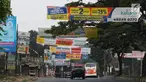 Kendaraan melintas di bawah spanduk iklan penjualan properti yang menghiasi kawasan Cibubur, Jakarta, Minggu (26/8). Tingginya kebutuhan akan hunian menyebabkan banyak pengembang memasang iklan tanpa memerhatikan estetika. (Liputan6.com/Immnuel Antonius)