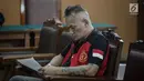 Aktor senior Tio Pakusadewo menghadiri sidang pembacaaan dakwaan kasus penyalahgunaan narkoba di PN Jakarta Selatan, Senin (30/4). Sidang digelar kembali setelah pekan lalu Tio tidak bisa menghadiri persidangan karena sakit. (Liputan6.com/Faizal Fanani)