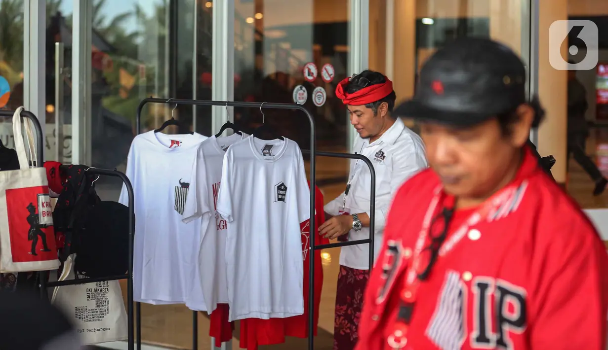 Stand pameran usaha mikro, kecil, dan menengah (UMKM) binaan PDIP di sekitar lokasi Rapat Kerja Nasional (Rakernas) ke-V PDI Perjuangan di Beach City International Stadium, Ancol, Jakarta, Sabtu (25/5/2024). (Liputan6.com/Angga Yuniar)