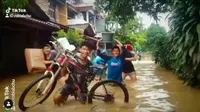 7 Aksi Warga Bikin Video TikTok Saat Banjir, Siap-Siap Ketawa Geli
