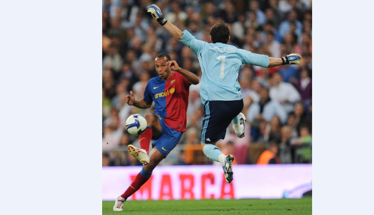 Thierry Henry menaklukkan Iker Casillas dengan 2 gol kala Barcelona menang 6-2 atas Real Madrid di Stadion Santiago Bernabeu, Madrid, (2/5/2009). (AFP Photo/Javier Soriano)