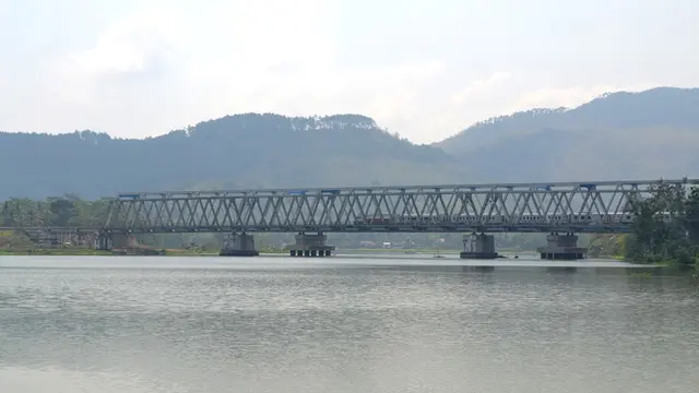 Sebuah kereta melintas di jembatan Sungai Serayu, Rawalo, Banyumas, Jawa Tengah. (Liputan6.com/Muhamad Ridlo)