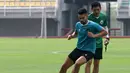 Pemain Timnas Indonesia, Sandy Walsh melakukan latihan resmi menjelang laga FIFA Matchday melawan Palestina di Stadion Gelora Bung Tomo (GBT), Surabaya, (6/6/2023). Hanya ada 8 pemain yang mengikuti sesi tersebut. Mereka adalah Sandy Walsh, Andy Setyo, Rafael Struick, Ivar Jenner, Syahrul Trisna, Dendy Sulistyawan, Fachruddin Aryanto, dan Dimas Drajad. (Bola.com/Wahyu Pratama)