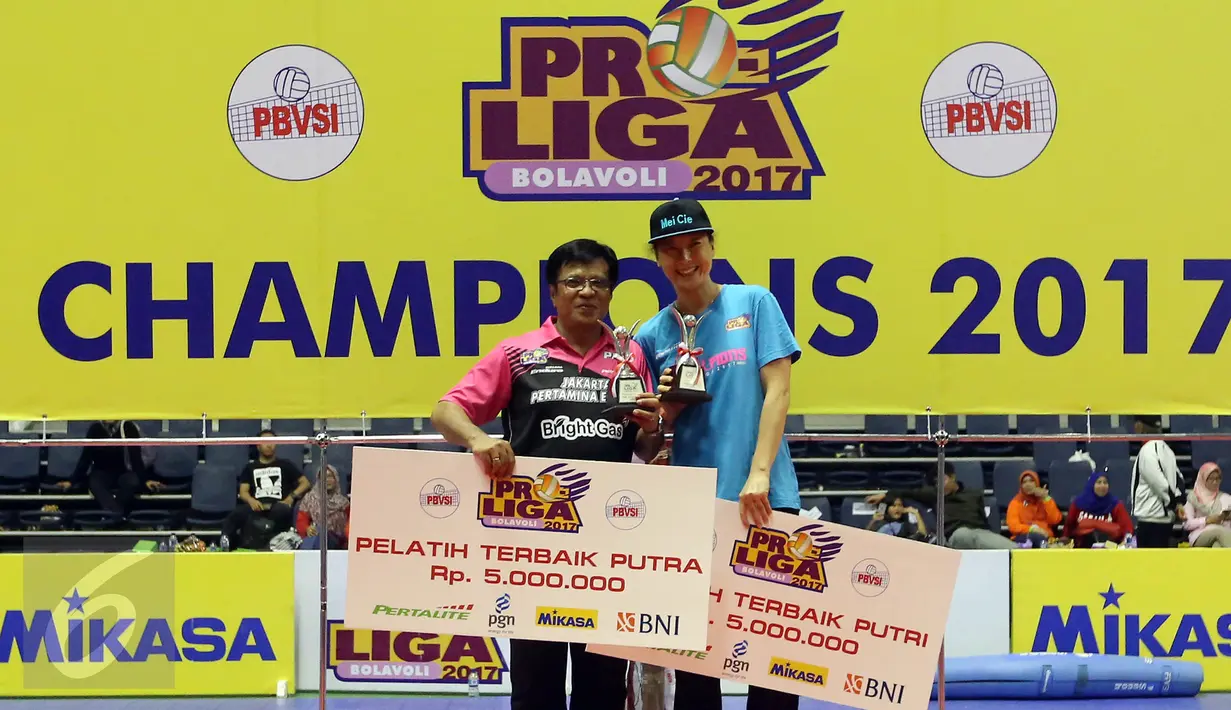 Pelatih tim putri Jakarta Elektrik PLN, Tian Mei (kanan) saat menerima penghargaan pelatih terbaik putri pada Proliga 2017 di GOR Among Rogo, Yogyakarta (23/4). Jakarta Elektrik PLN keluar sebagai Juara Proliga 2017. (Liputan6.com/Johan Tallo)