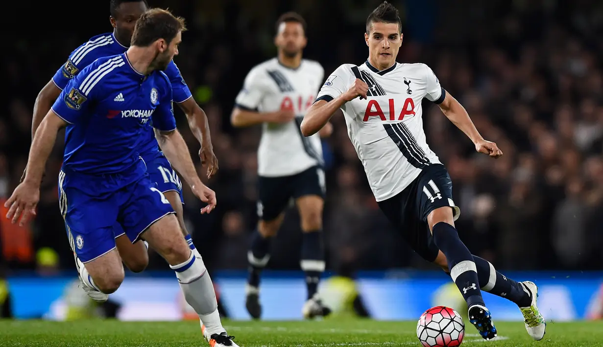 Gelandang Tottenham, Eric Lamela (kanan) berusaha melewati bek Chelsea, Branislav Ivanovic pada lanjutan liga Inggris  di Stamford Bridge, London, (3/5). Chelsea bermain imbang dengan Tottenham dengan skor 2-2. (Reuters/Dylan Martinez)
