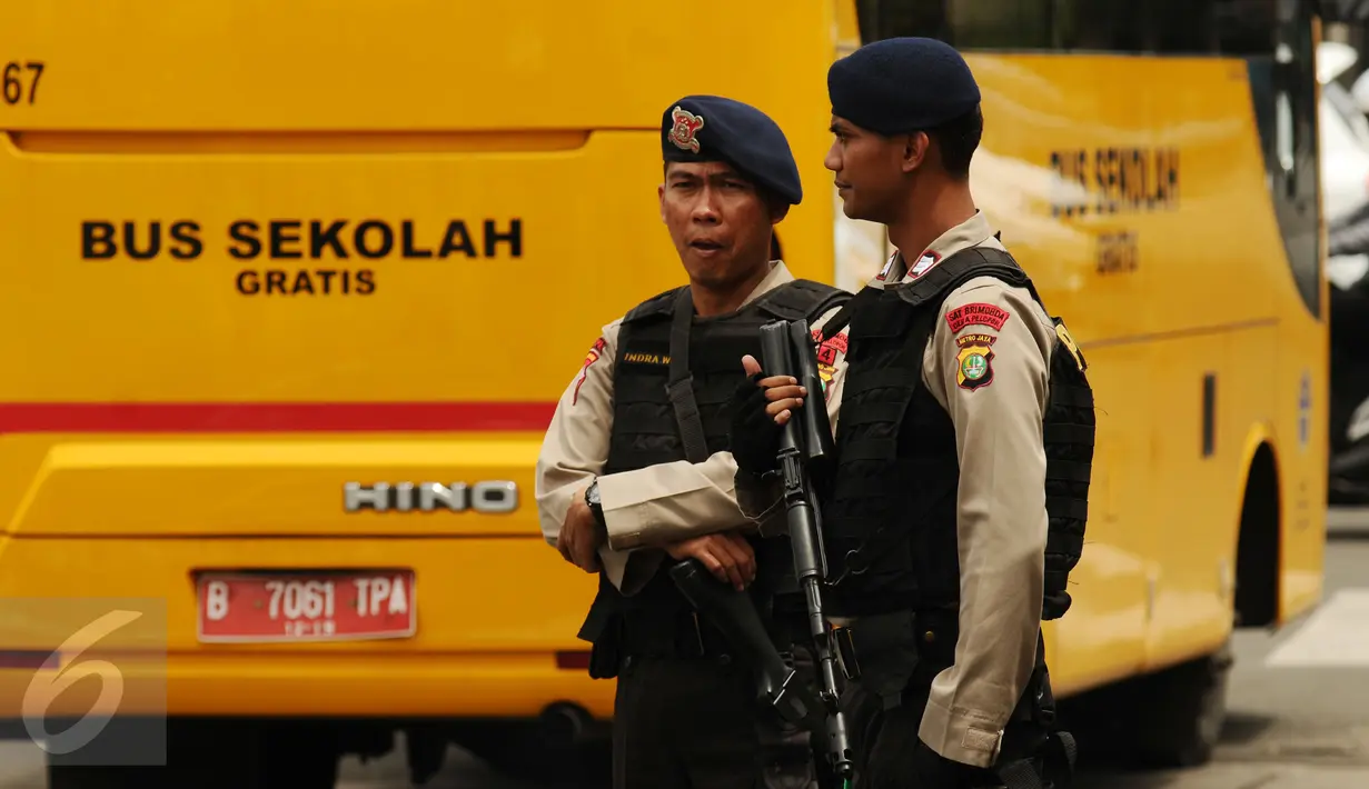 Petugas Kepolisian bersiaga menjaga keamanan di Terminal Blok M Jakarta, Senin (21/12/2015). Bus sekolah dikerahkan untuk mengantisipasi penumpukan penumpang seiring mogoknya sejumlah sopir metromini. (Liputan6.com/Helmi Fithriansyah)