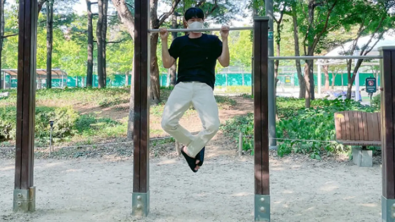 Agensi Kim Seon Ho, Salt, Membagikan Sebuah Foto Sang Aktor Sedang Bergelantungan di Pull Up Bar yang Ada di Taman Saat Fan Meeting Kim Seon Ho di Korea Selatan (Foto: NAVER SALT Entertainment)