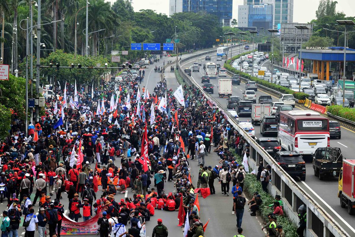 FOTO: Ribuan Buruh Geruduk DPR, Usung Enam Tuntutan Utama